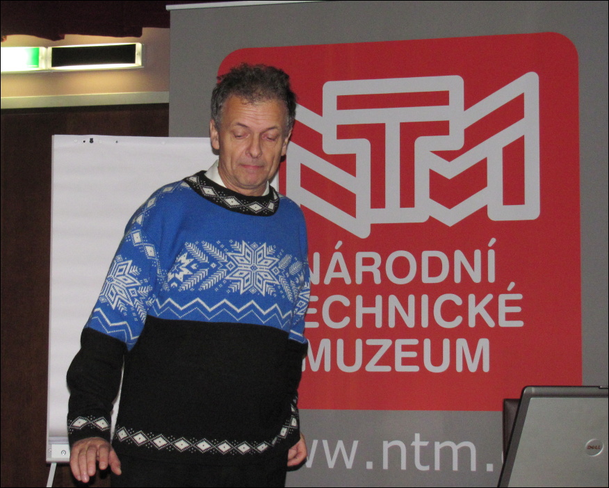 Mgr. Žamberský při své prezentaci praktického využití čárového kódu